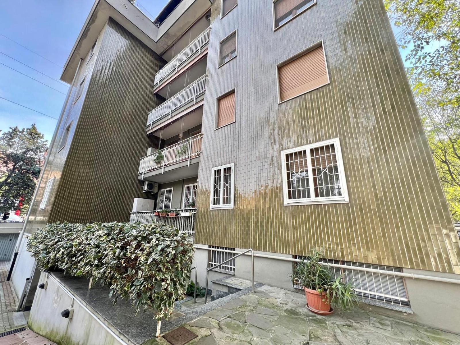 Abruzzi S&s, Graziosa, Accanto Metropolitana Cologno Sud M2, Con Parcheggio Gratuito In Strada *